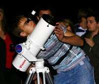 В очереди к телескопу люди готовы стоять дольше, чем за хлебом