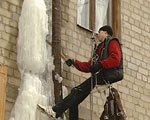 Лед тронулся: коммунальщики сбивают шестиметровые сосульки