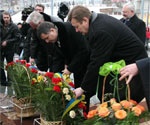 Руководство города и области возлагает цветы по случаю Дня Соборности