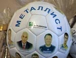 Арсену Авакову подарили футбольный мяч с фотографиями футболистов клуба «Металлист»