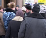 За тысячей в ночь. Четвертые сутки вкладчики держат в осаде отделение «Ощадбанка» на улице Ленина