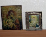 Старинные иконы и Библия в сумке путешественника