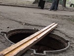 В Харькове снимают металлические канализационные люки