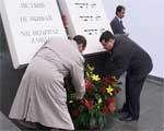 В Дробицком Яру ветераны и чиновники возложили цветы