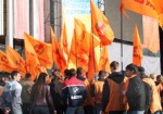 У здания, где проходит пресс-конференция Президента, «помаранчевые» проводят митинг