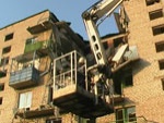 В изюмскую пятиэтажку, разрушенную взрывом газа, возвращаются жильцы. Для перевозки вещей местные власти выделят автобусы и грузовики