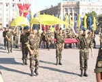 Курсанты начали отрабатывать праздничное шествие со стягами Украины и Харькова