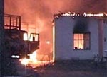 В селе около Лозовой продолжают гореть дома