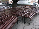 Новые парковые скамейки установлены в сквере на площади Поэзии
