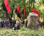 С одной стороны от памятника УПА митинг националистов, с другой - коммунистов