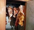 В холодильной камере мясопродукты хранились на полу