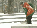 Дворники чистят харьковские дворы от снега