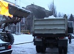 Почти 200 снегоуборочных машин очищают городские дороги от снега