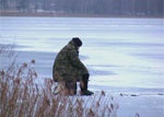 Двое рыбаков провалились под лед