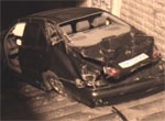 Удирая от милиции, водитель автомобиля Mercedes врезался в «пятерку» и въехал в подземный переход