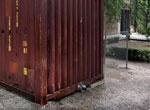 10-летний мальчик застрял в металлическом контейнере