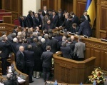 Партия регинов заблокировала парламентскую трибуну, требуя отставки Луценко