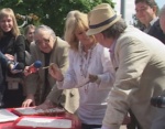 В Харькове появилась своя «аллея звезд». Почетные гости кинофестиваля высадили ели и оставили свои отпечатки