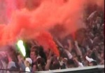 Возмущенные болельщики забросали стадион «Динамо» дымовыми шашками и взрывпакетами