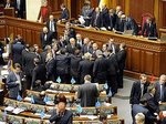 «Регионалы» заблокировали трибуну парламента