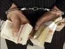 Двое сотрудников госслужбы по борьбе с экономической преступностью задержаны по подозрению в получении взятки