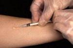 Стоит ли отказываться от детских прививок после двух донецких смертей, узнай в эфире
