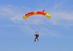 Пятеро незрячих украинцев первыми в мире прыгнули с парашютами в море