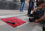 Журналисты провели чемпионат по метанию микрофона среди депутатов