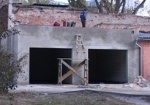 Вместо баскетбольной площадки - гаражи. Жители центра вышли под стены горсовета с пикетом против стройки во дворе их дома