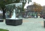 На площади Архитекторов начали устанавливать еще три миниатюры харьковских «чудес»