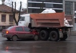 Столкновение иномарки и грузовика парализовало движение на Московском проспекте