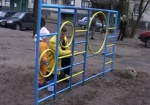 Подкрасить и подлатать. Харьковчане облагородили детские площадки на Баварии