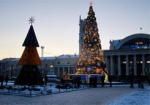 Завтра на Привокзальной площади откроется елка, зимний фонтан и пройдет концерт оркестра филармонии