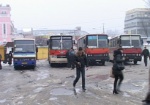 Не проехать. Автобусы области ходят с опозданиями, а на трамвайных рельсах все еще скалывают лед