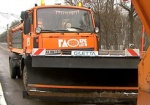 На улицах Харькова снег расчищают больше 300 машин