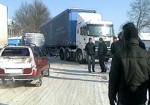 В знак протеста водители грузовики перекрыли дорогу в Старом Салтове. Из-за снега и льда они не могли подняться на гору