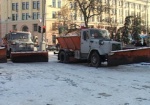 За выходные коммунальщики вывезли с харьковских дорог почти тысячу кубометров снега