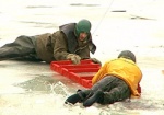 Сегодня днем в центре города мужчина чуть не утонул в реке Харьков