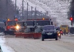 Харьков завалило снегом. Коммунальщики работают в усиленном режиме и грозятся штрафовать магазины за нечищеные тротуары