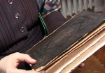 Приобщить харьковчан к Священному писанию. В литературном музее открылась выставка старинных Библий