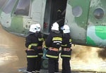 Будущие спасатели тушат вертолет и дерутся подушками