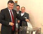 Аваков проголосовал вместе с женой