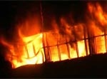 В поселке Васищево со вчерашнего вечера горят складские помещения