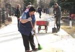 Харьковские коммунальщики занялись благоустройством кладбищ к Пасхе