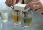 Проверка качества питьевой воды с помощью школьных опытов. Балаклейские активисты бесплатно исследуют воду в колодцах горожан и жителей окрестных сел