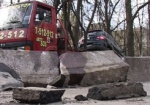 Внедорожник протаранил бордюр и вылетел на газон напротив Госпрома