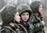 Более трети желающих служить в армии по контракту - женщины