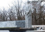 Памятные места Харьковщины ко Дню Победы помогали привести в порядок более 1,3 тысячи безработных