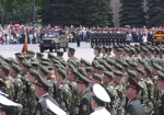 Торжественный марш и колонна ретротехники. На главной площади Харьковщины прошел военный парад