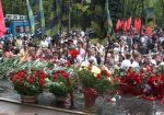 Харьковчане принесли цветы к Мемориалу Славы. «Бютовцы» мероприятие проигнорировали